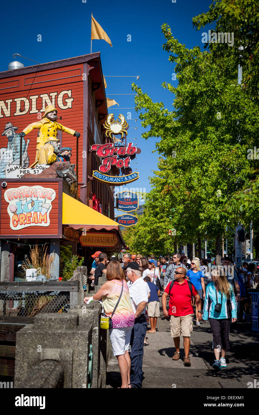 Geschäfte, Restaurants und Touristen entlang der Uferpromenade in Seattle, Washington, USA Stockfoto