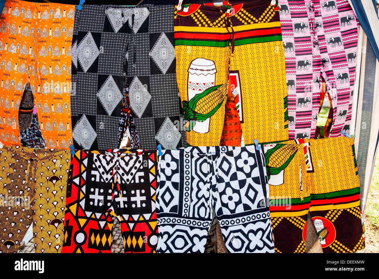 Afrika, Angola, Benguela. Bunte Hosen zum Verkauf in lokalen Shop. Stockfoto