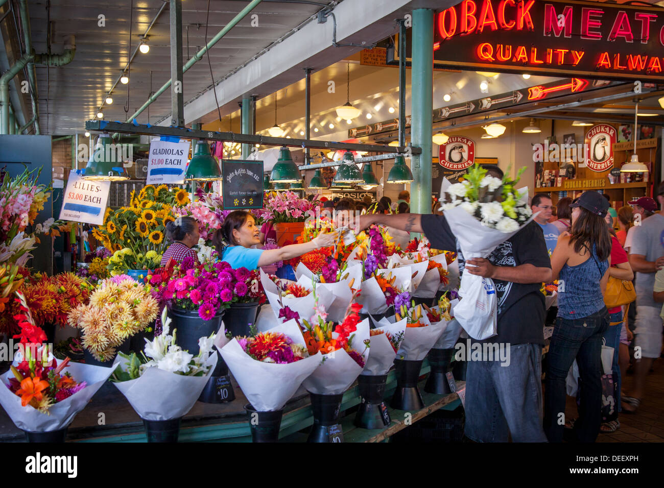 Blumen zum Verkauf am Pike Place Market in Seattle, Washington, USA Stockfoto
