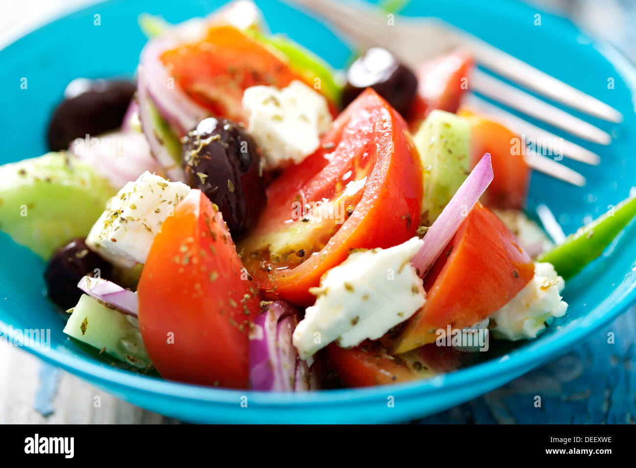 authentische griechische Salat mit Olivenöl und oregano Stockfoto