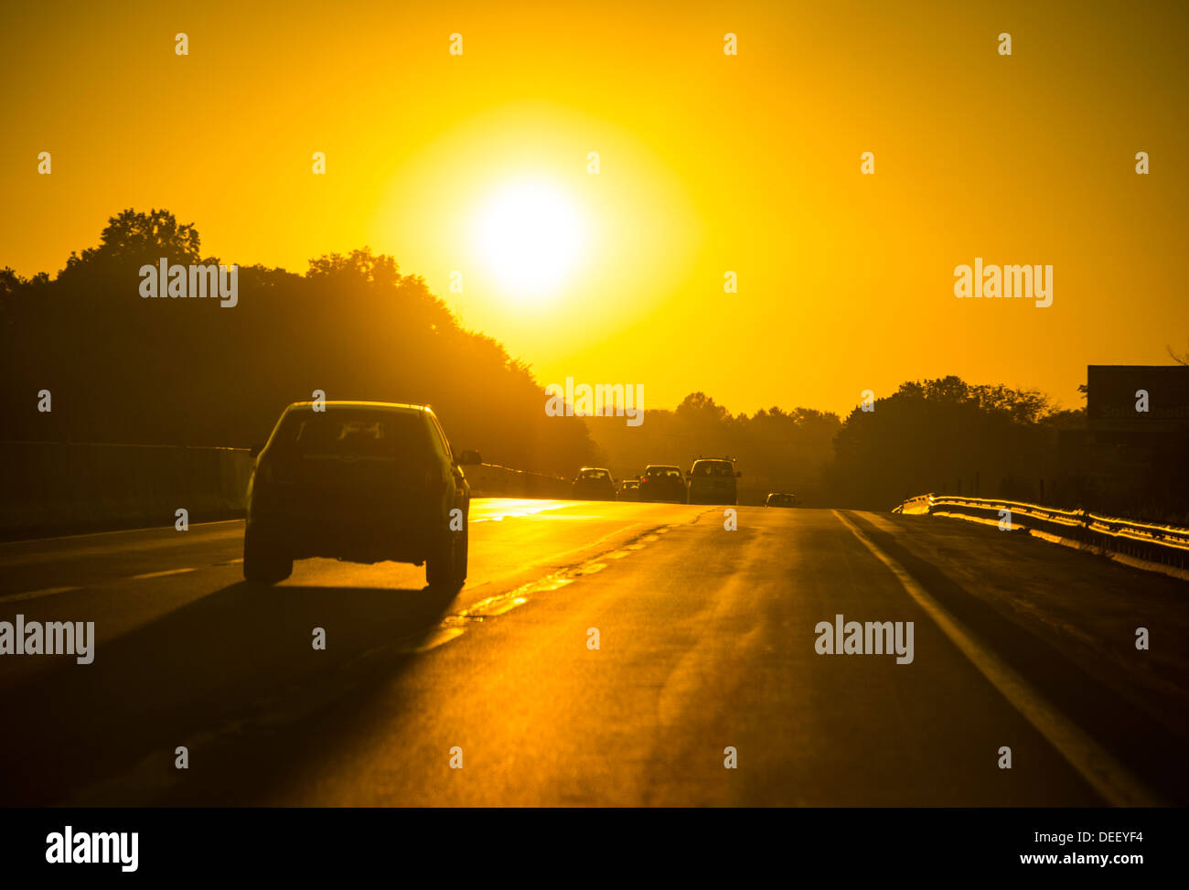 Auto mit Sonne auf Autobahn Stockfoto