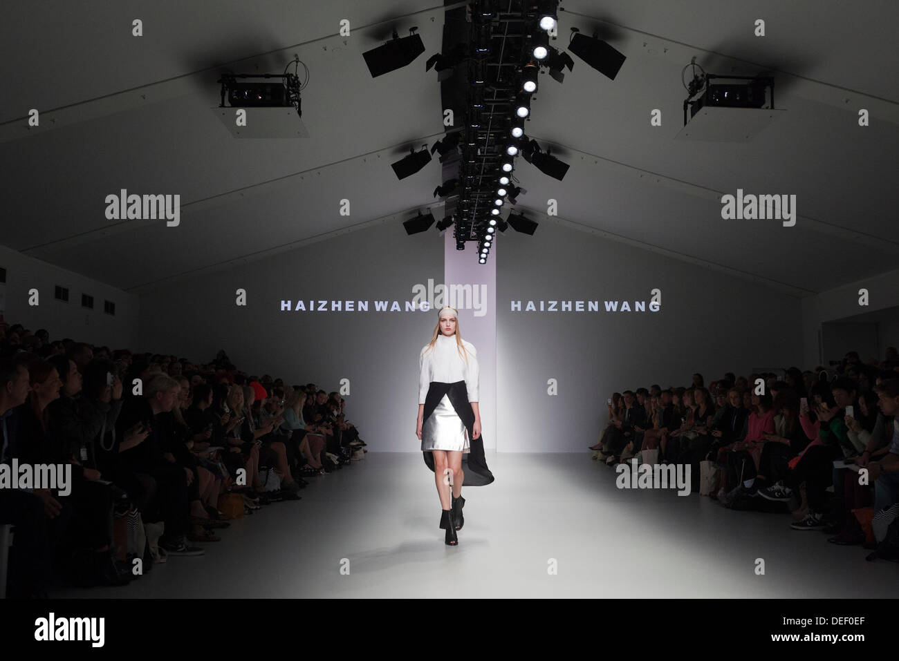 London, UK. 17. September 2013. Ein Modell geht die Start-und Landebahn auf Haizhen Wang Fashion Show während der London Fashion Week im Somerset House. Foto: CatwalkFashion/Alamy Live-Nachrichten Stockfoto