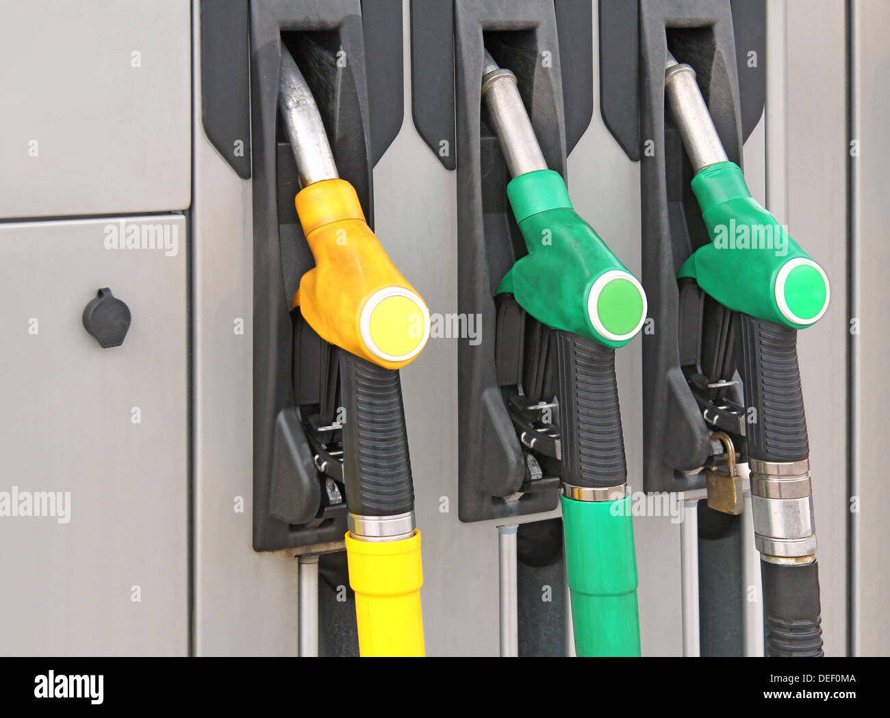 Gelbe und grüne Pumpenstutzen an der Tankstelle Stockfoto