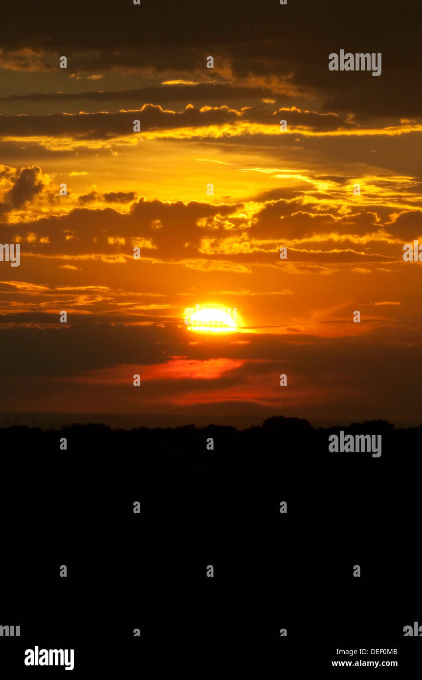 Dramatische Wolken bei Sonnenuntergang über der Stadt von Boise. Boise, Idaho. Stockfoto