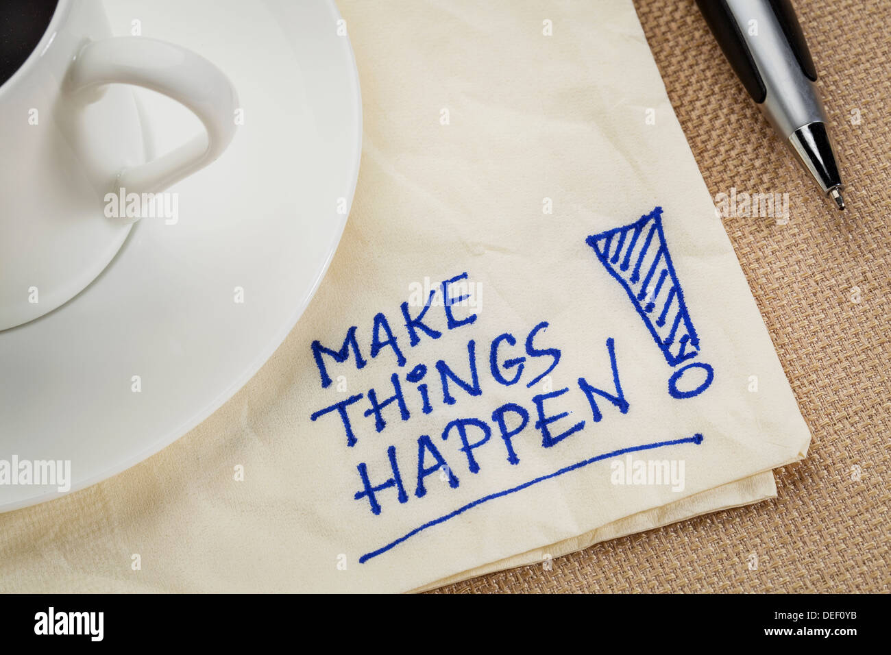 Machen Sie Dinge passieren motivierende Erinnerung - Handschrift auf einer Serviette mit Kaffeetasse Stockfoto