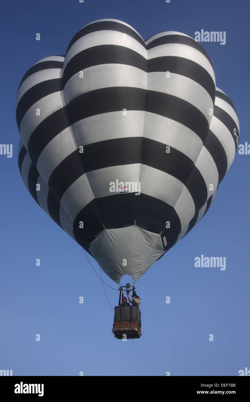 Heißluft-Ballon im Flug Stockfoto