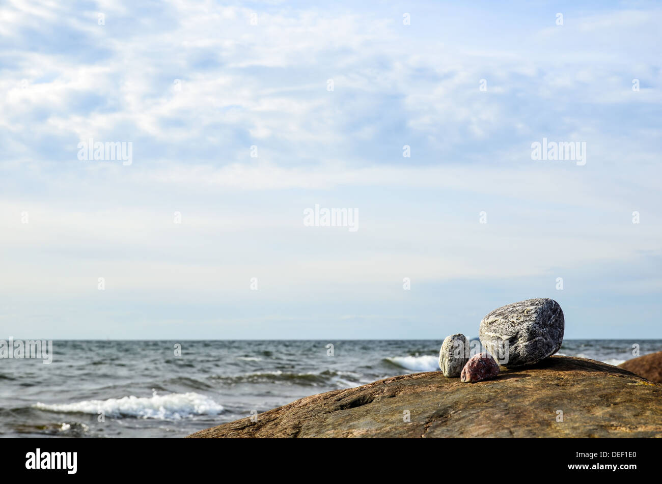 Kleiner Stein Sammlung auf einem Felsen an der Küste Stockfoto