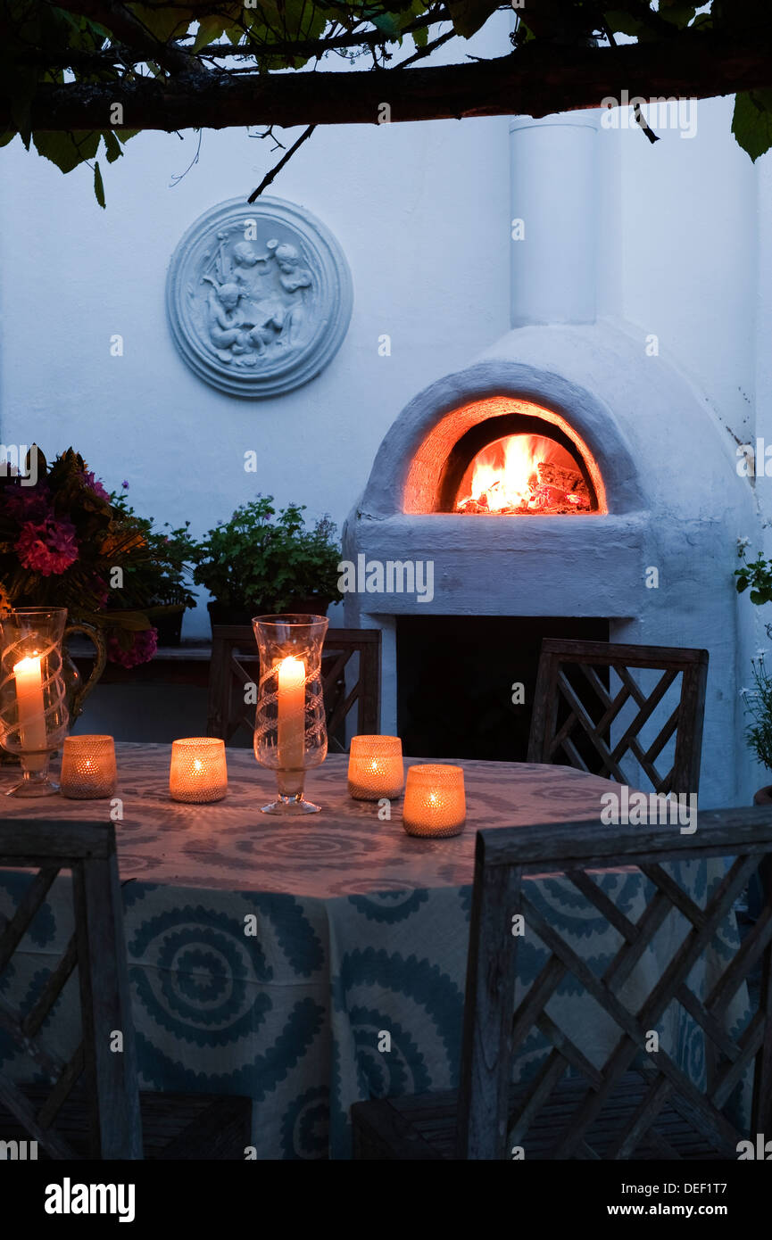Brennende Kerzen auf Terrassentisch Landsitzes Stockfoto