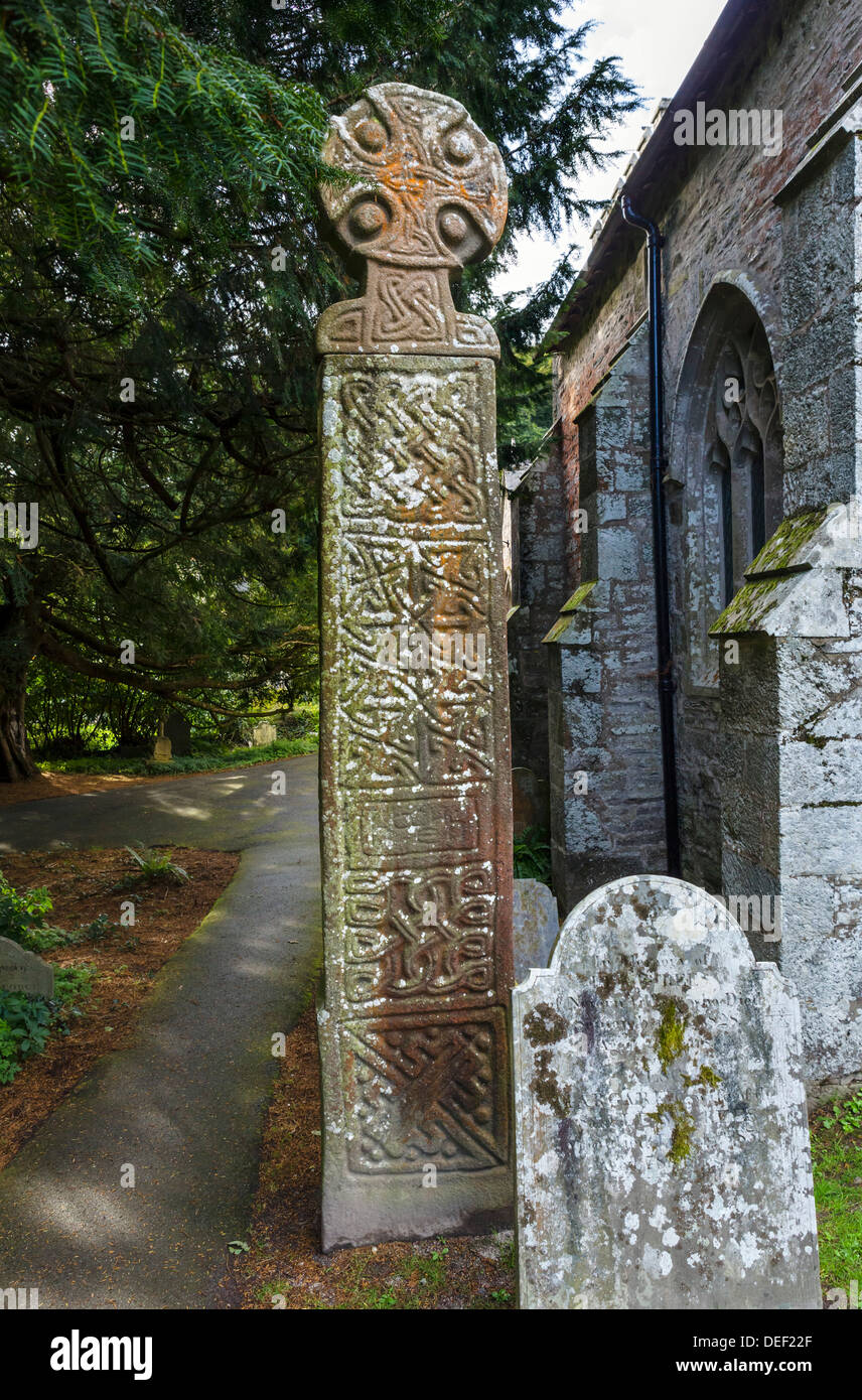 10thC oder 11thC Keltisches Kreuz auf dem Friedhof der St. Brynach Kirche, Nevern, Pembrokeshire, West Wales, UK Stockfoto