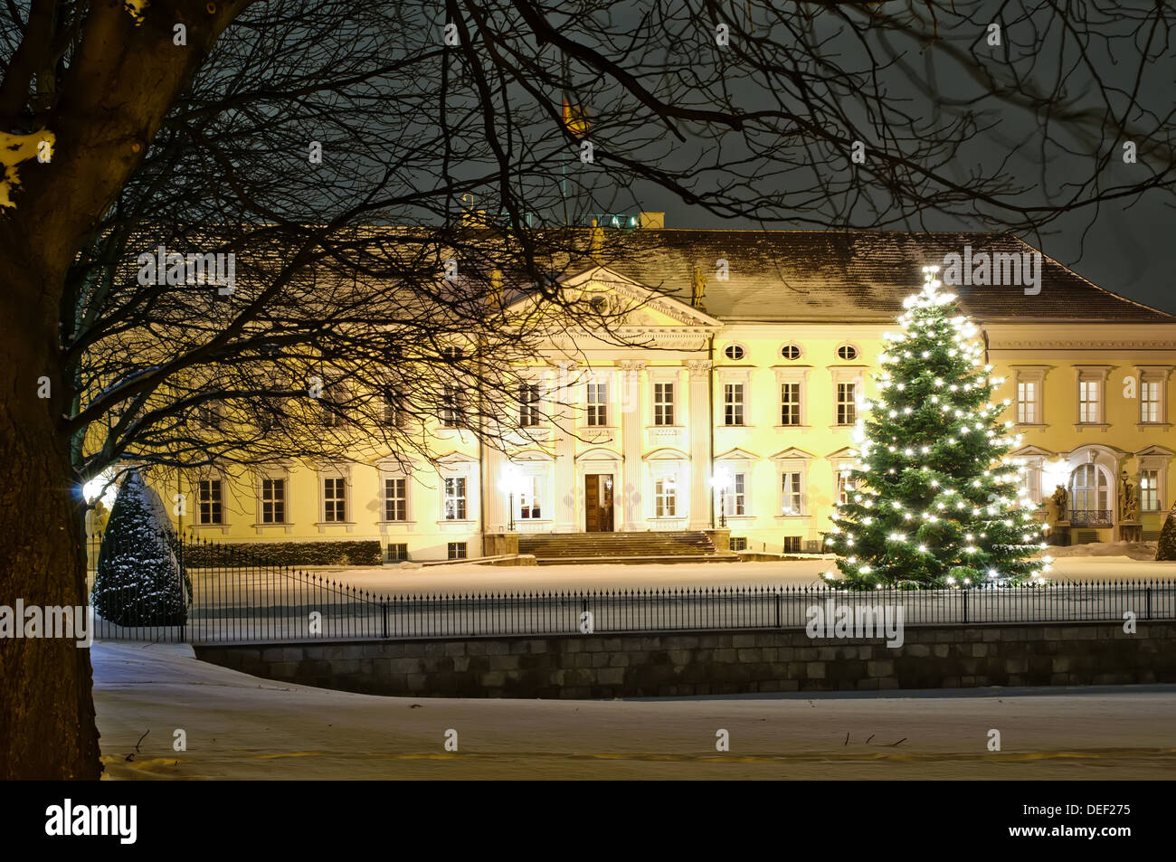 Schloss Bellevue in Berlin im Winter nachts mit Annaberger Baum Stockfoto
