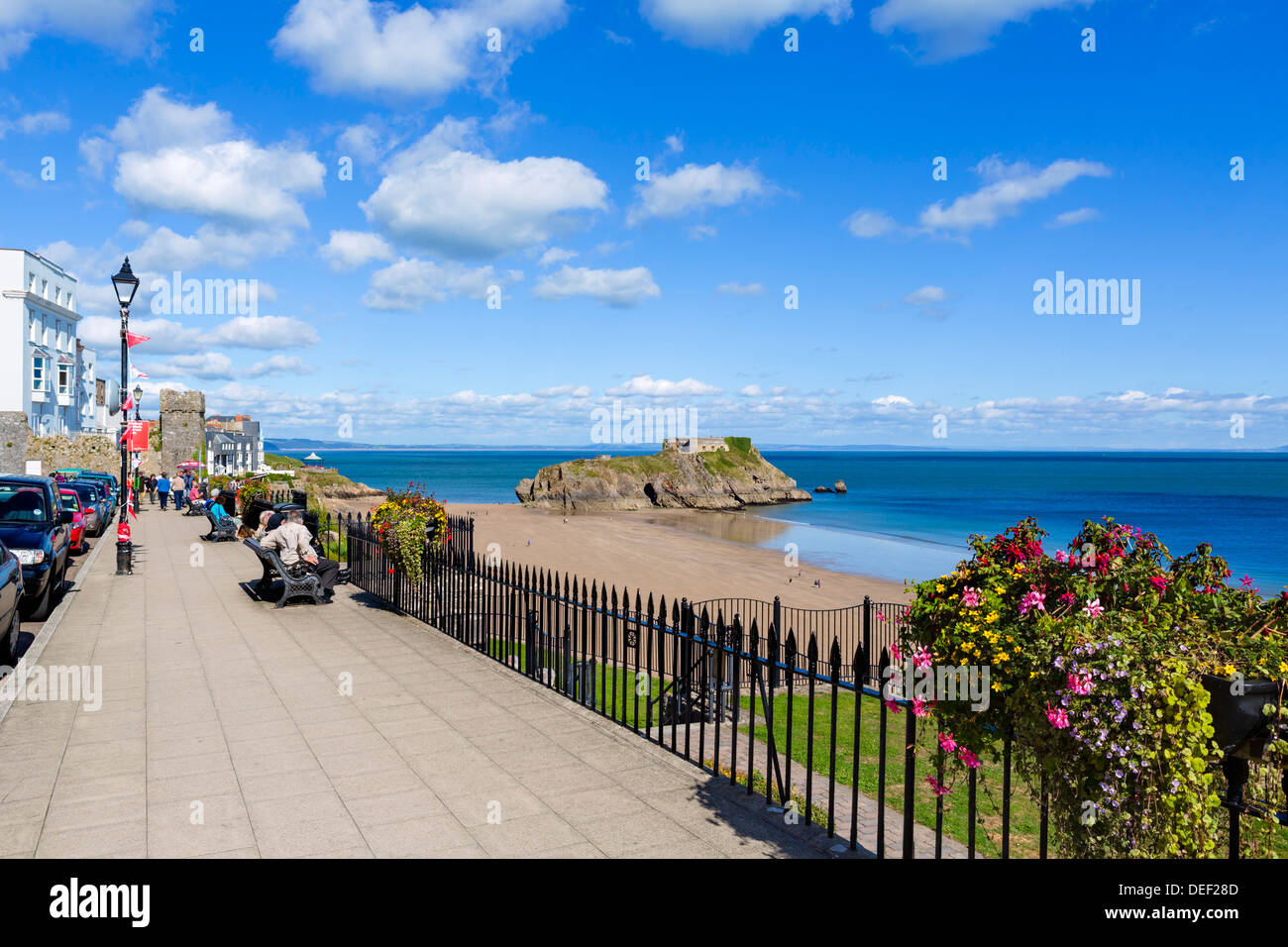 Die Esplanade mit Blick auf St. Catherines Island, Tenby, Carmarthen Bay, Pembrokeshire, Wales, UK Stockfoto