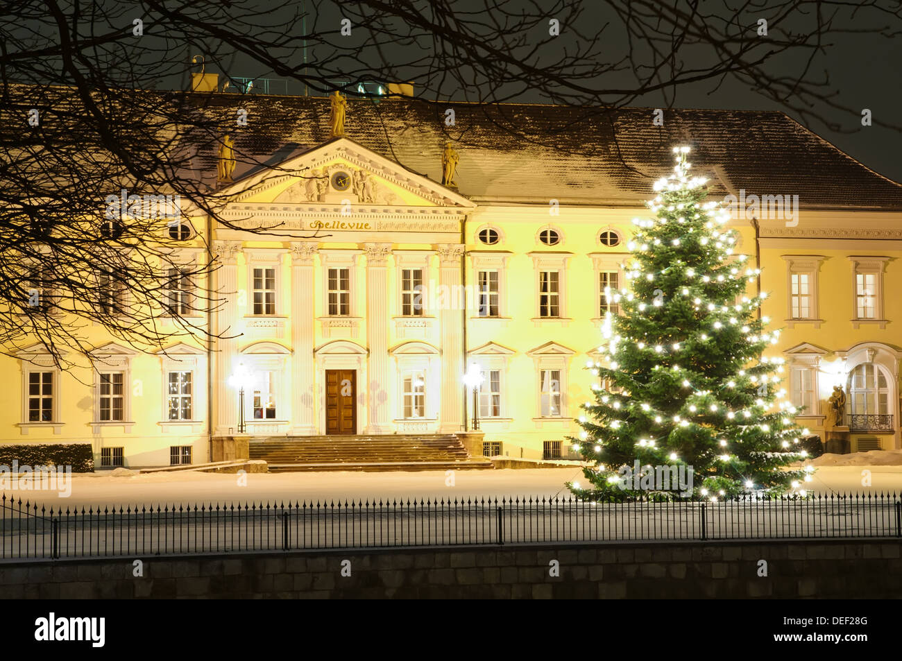 Weihnachtsbaum vor Schloss Bellevue im Winter Nicht in Berlin, Deutschland Stockfoto