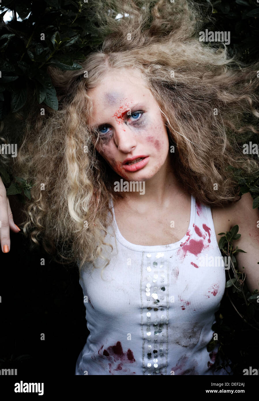 Eine junge Frau, die wie ein Zombie Modellierung Stockfoto