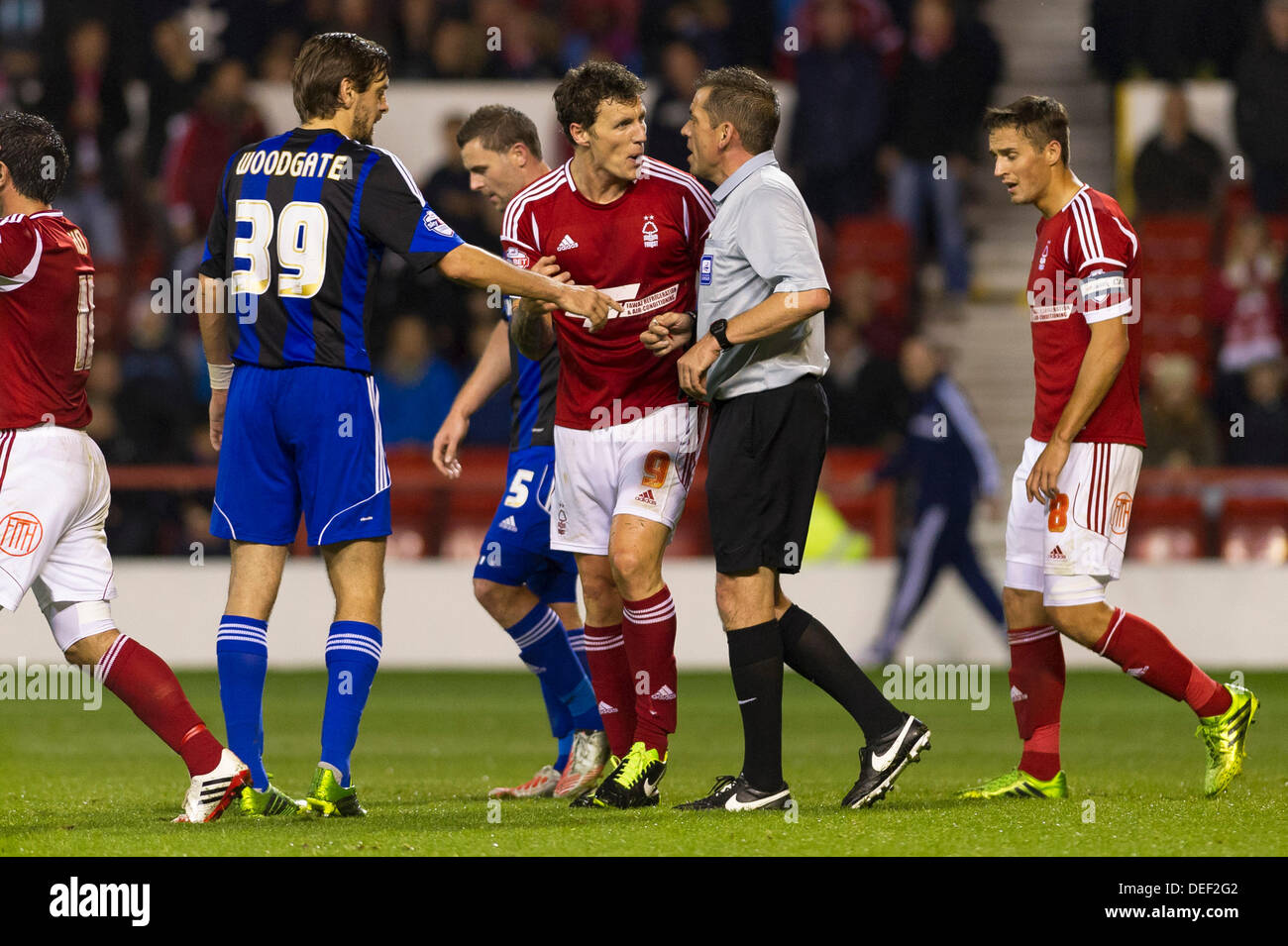 Nottingham, UK. 17. September 2013. Nottingham Forest Darius Henderson Fragen Schiedsrichter Phil Dowd während das Meisterschaftsspiel zwischen Nottingham Forest und Middlesbrough aus der City Ground. Bildnachweis: Aktion Plus Sport/Alamy Live-Nachrichten Stockfoto