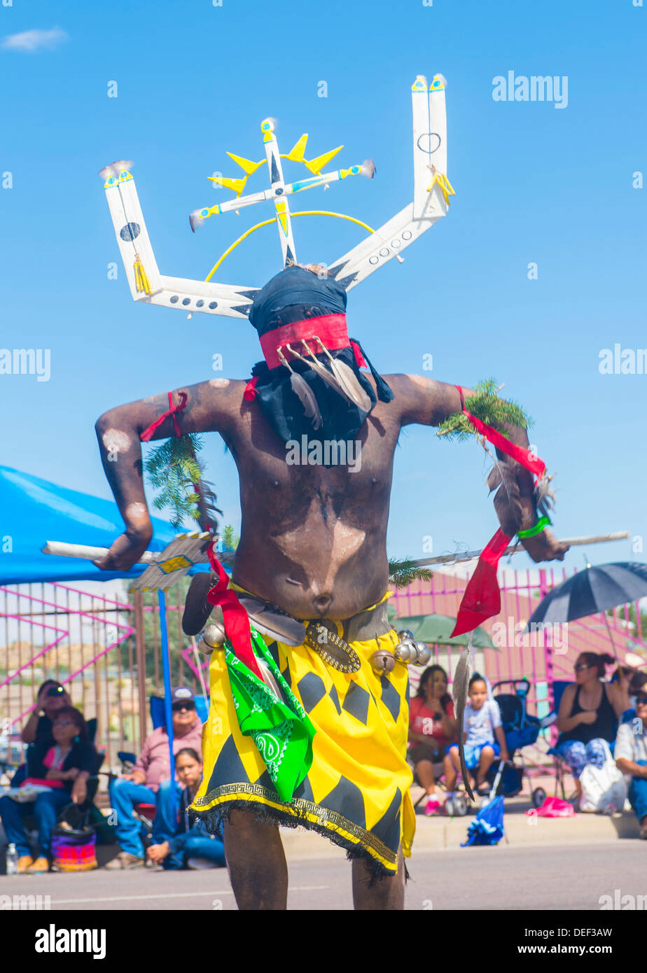 Apache-Tänzerin mit Tracht beteiligt sich bei der 92 jährlichen Inter-tribal feierlichen Parade in Gallup NM Stockfoto