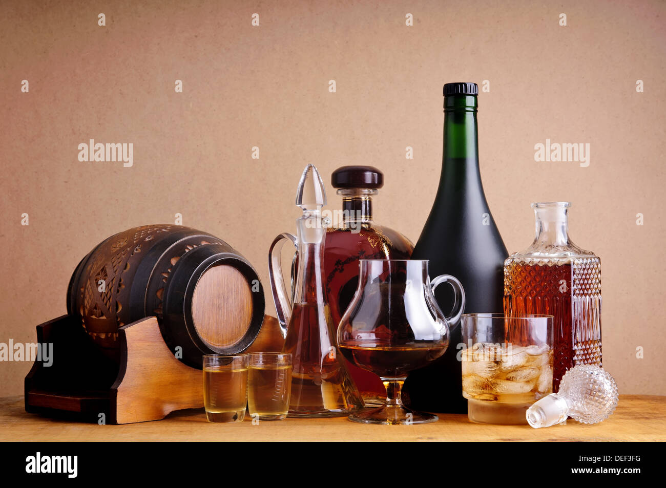 Differnts alkoholische Getränke, Schnaps, Cognac und Whisky auf einem hölzernen Hintergrund Stockfoto