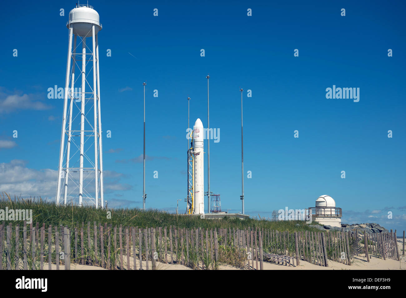 Orbital Sciences Corporation Antares Rakete mit dem Cygnus Fracht Raumschiff bereit für den Start auf der Mid-Atlantic Regional Spaceport Pad-0A bei der NASA Wallops Flight Facility 17. September 2013 in Wallops, Virginia. Die NASA Gewerbeflächen Partner Orbital Sciences Corporation soll für seine Demonstration Fracht Nachschub Mission zur internationalen Raumstation ISS starten. Stockfoto