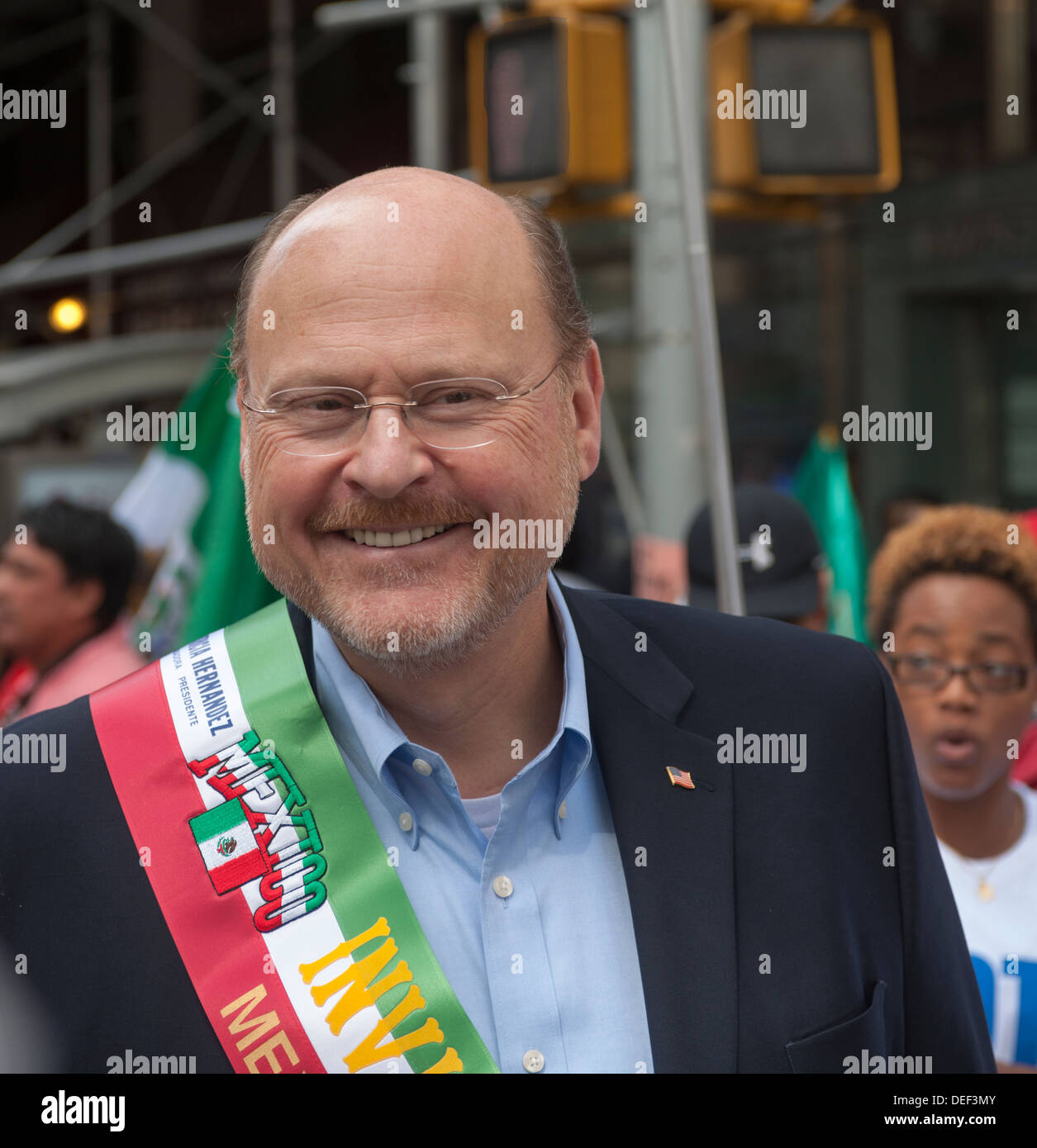 Republikanische Bürgermeisterkandidat Joe Lhota Kampagnen in der jährlichen mexikanischen Independence Day Parade in New York Stockfoto