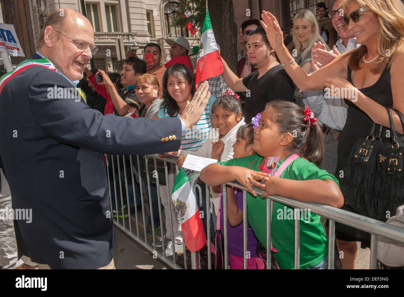 Republikanische Bürgermeisterkandidat Joe Lhota Kampagnen in der jährlichen mexikanischen Independence Day Parade in New York Stockfoto
