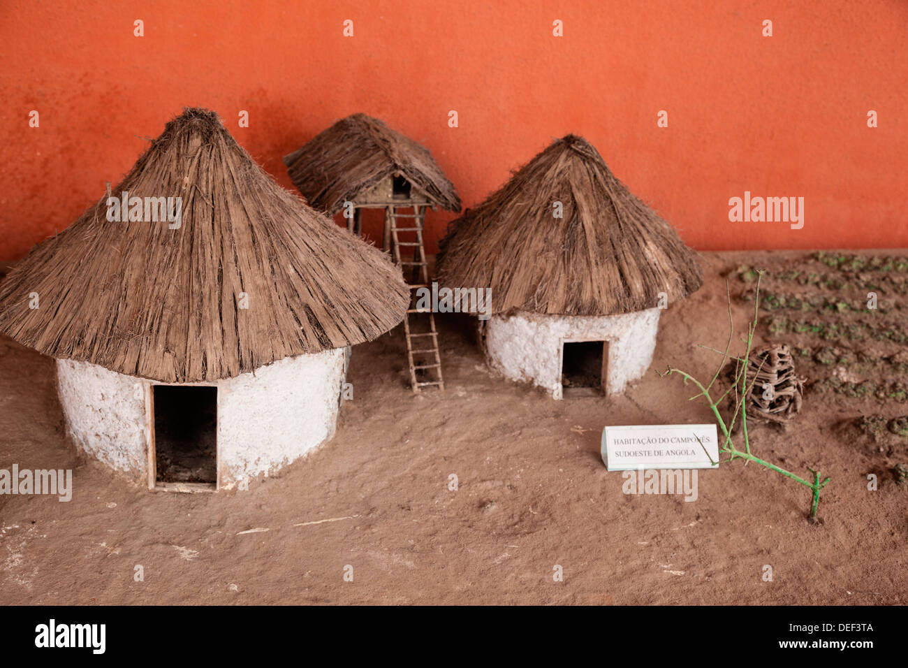 Afrika, Angola, Luanda. Modelle von historischen bäuerlichen Lager Südwesten Angolas in dem Nationalmuseum für Anthropologie. Stockfoto