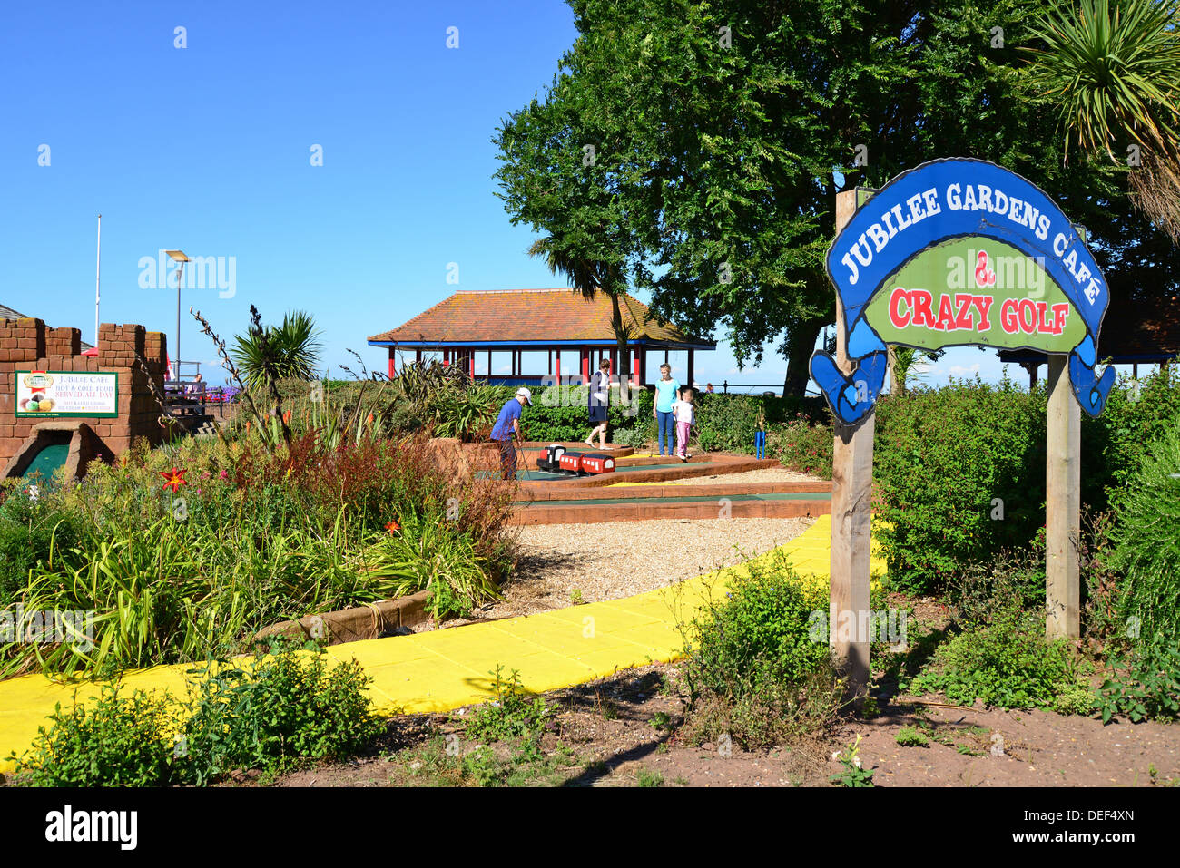 Jubilee Gardens Cafe & Crazy Golf auf Waterfront Promenade, Minehead, Somerset, England, Vereinigtes Königreich Stockfoto
