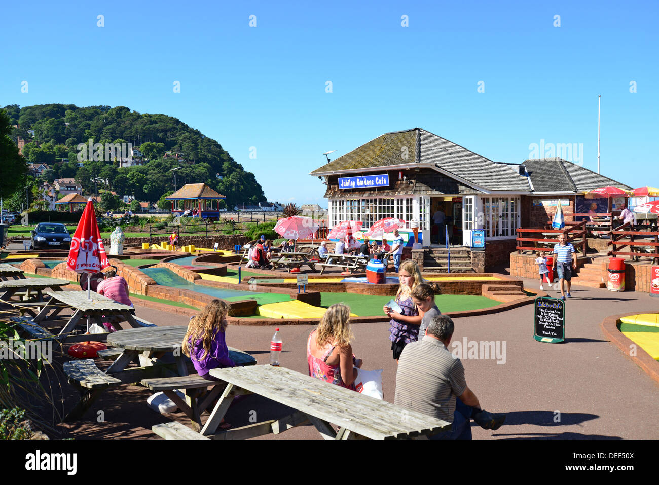 Jubilee Gardens Cafe & Crazy Golf auf Waterfront Promenade, Minehead, Somerset, England, Vereinigtes Königreich Stockfoto