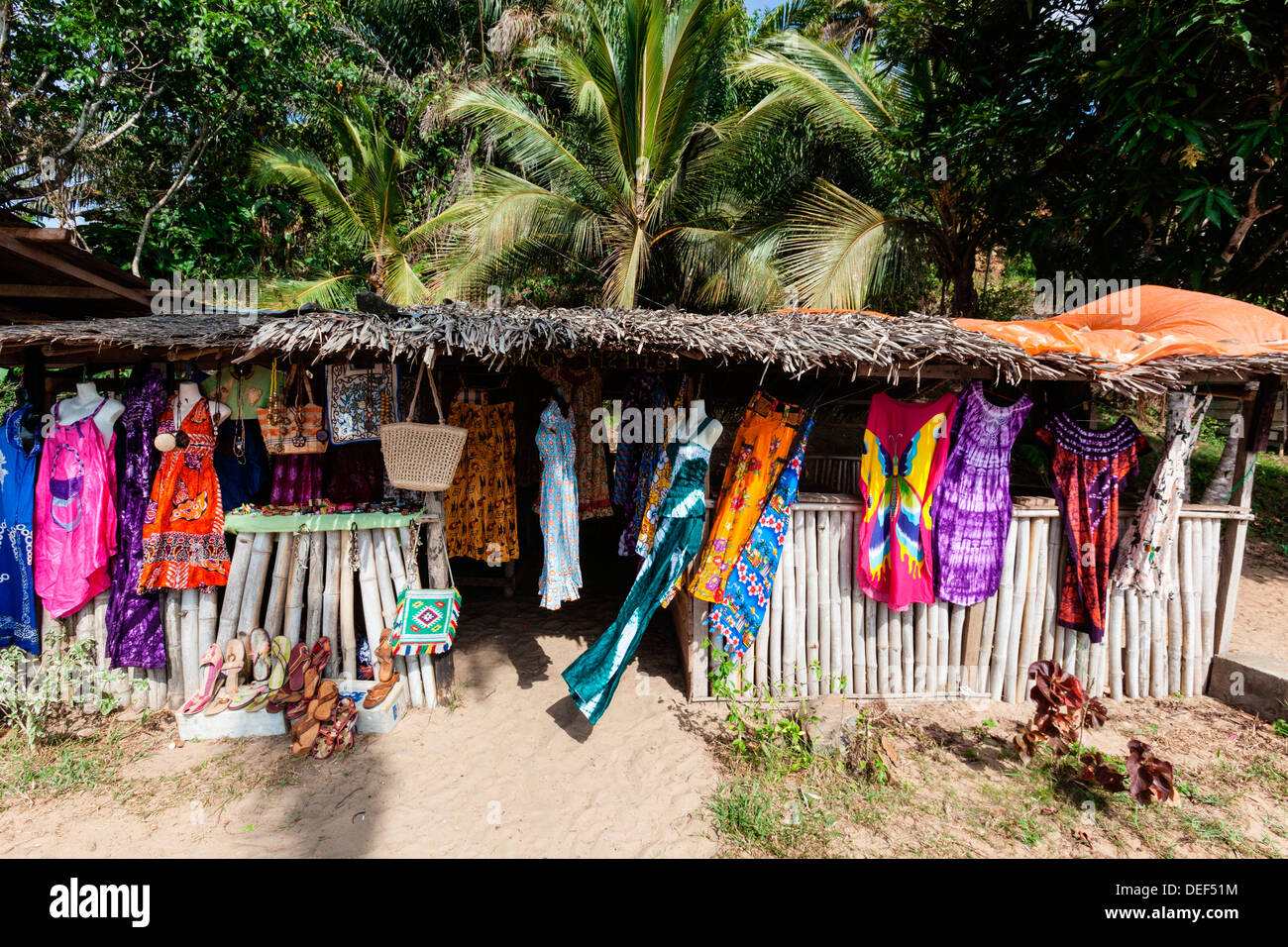 Afrika, Kamerun, Kribi. Bunte Kleider im Wind in strohgedeckten Struktur. Stockfoto