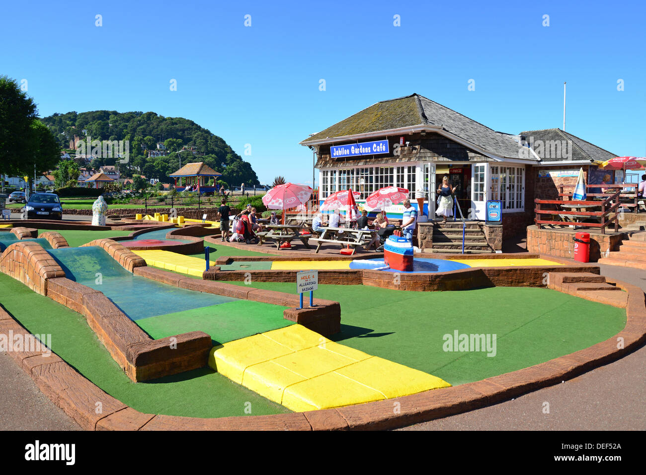 Jubilee Gardens Cafe & Crazy Golf auf Waterfront Promenade, Minehead, Somerset, England, Vereinigtes Königreich Stockfoto