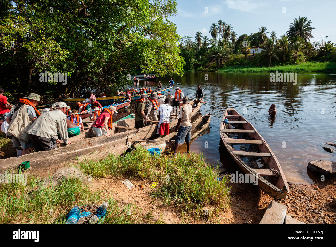 Afrika, Kamerun, Kribi. Touristen kamen in traditionellen Piroge Angelboote/Fischerboote zum Ausflug nach unten Stockfoto