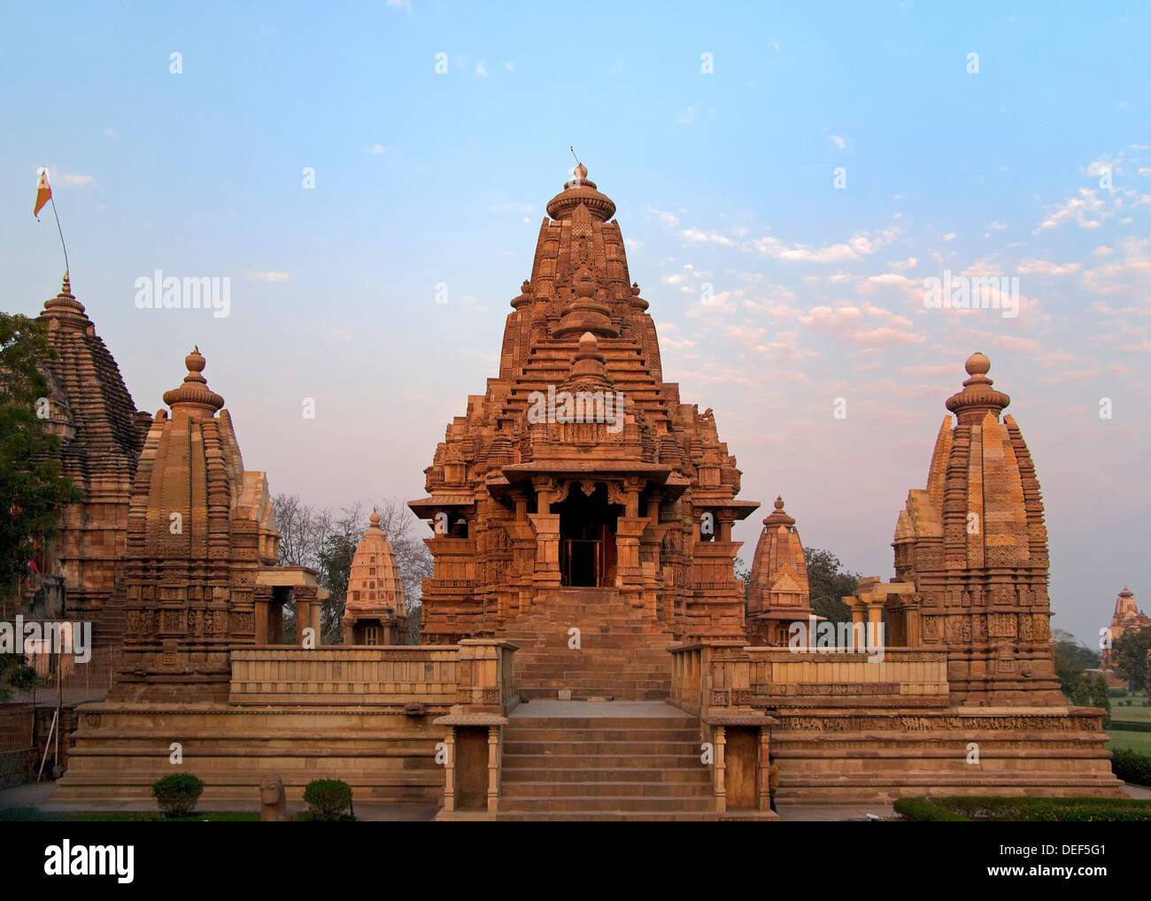 Hindu-Tempel, gebaut von Chandela Rajputs, am westlichen Standort in Indiens Khajuraho bei Sonnenaufgang. Stockfoto