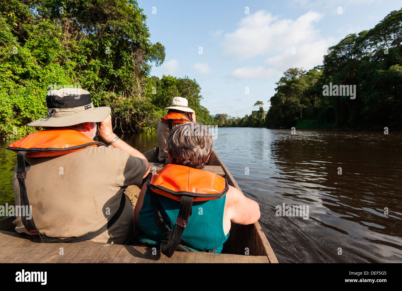 Afrika, Kamerun, Kribi. Touristen in traditionellen Einbaum-Boot Lobe Fluss hinunter. Stockfoto