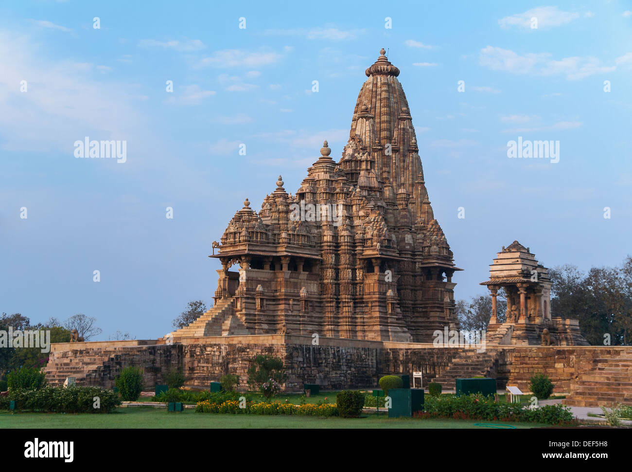 Hindu-Tempel, gebaut von Chandela Rajputs, am westlichen Indiens Khajuraho-Standort wurde von Sunrise rot. Stockfoto