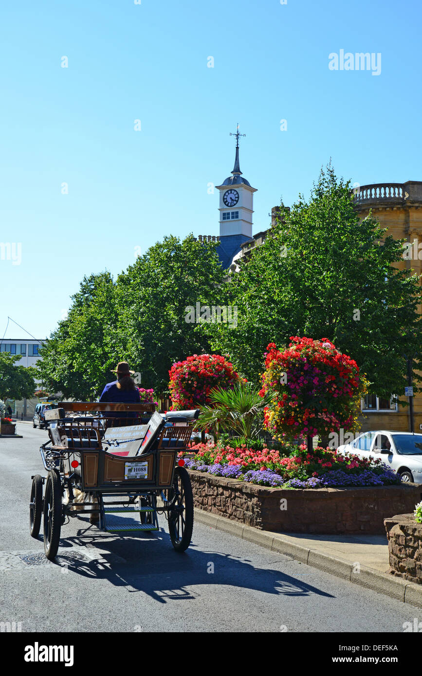 Pferdekutsche auf der Parade, Minehead, Somerset, England, Vereinigtes Königreich Stockfoto