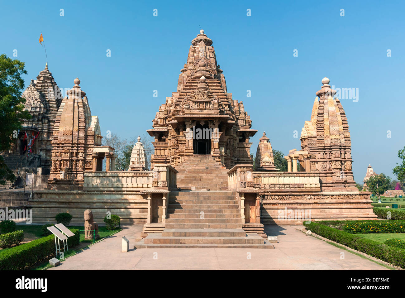 Hindu-Tempel, gebaut von Chandela Rajputs, am westlichen Standort in Indiens Khajuraho. Stockfoto