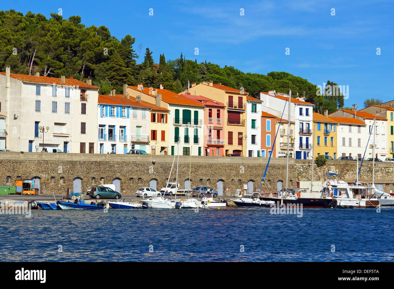 Bunte Meer Häuser in der Fischerei im Mittelmeer Hafen Port Vendres, Roussillon, Vermilion Küste, Frankreich Stockfoto