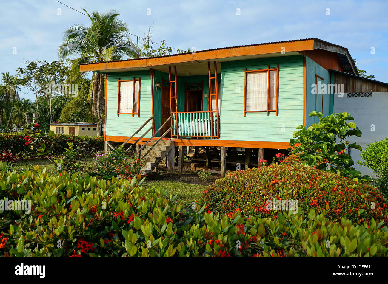 Typische native Karibik Haus mit bunten Garten in Costa Rica, Manzanillo, Mittelamerika Stockfoto