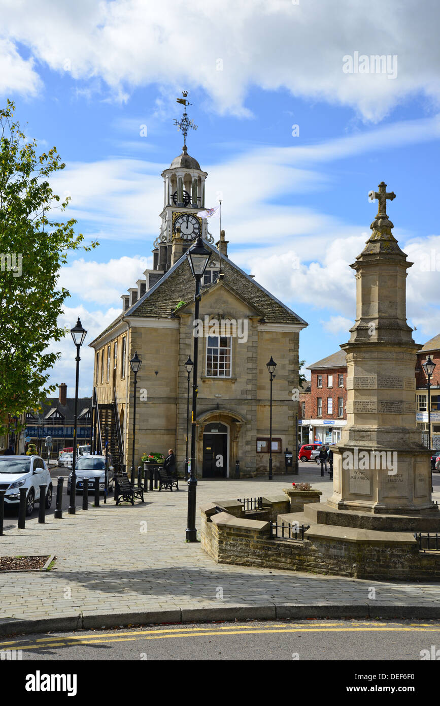 Krieg-Denkmal und georgischen Rathaus, Marktplatz, Brackley, Northamptonshire, England, Vereinigtes Königreich Stockfoto