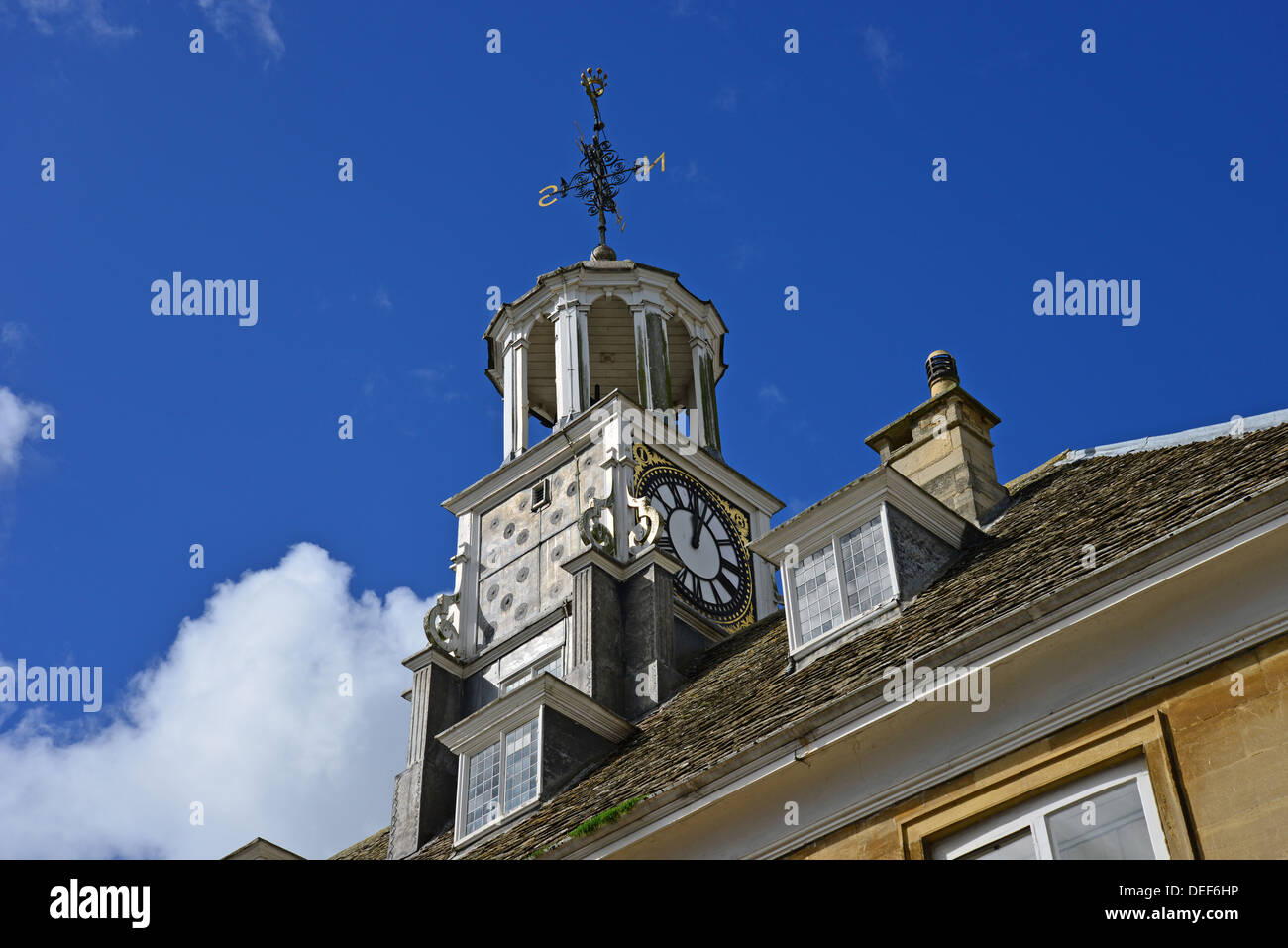 Uhrturm am georgischen Rathaus, Marktplatz, Brackley, Northamptonshire, England, Vereinigtes Königreich Stockfoto