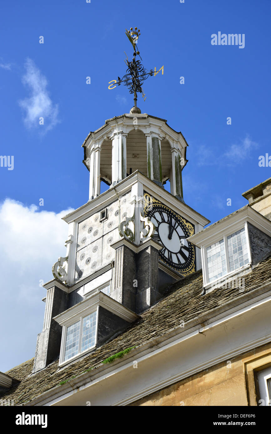 Uhrturm am georgischen Rathaus, Marktplatz, Brackley, Northamptonshire, England, Vereinigtes Königreich Stockfoto