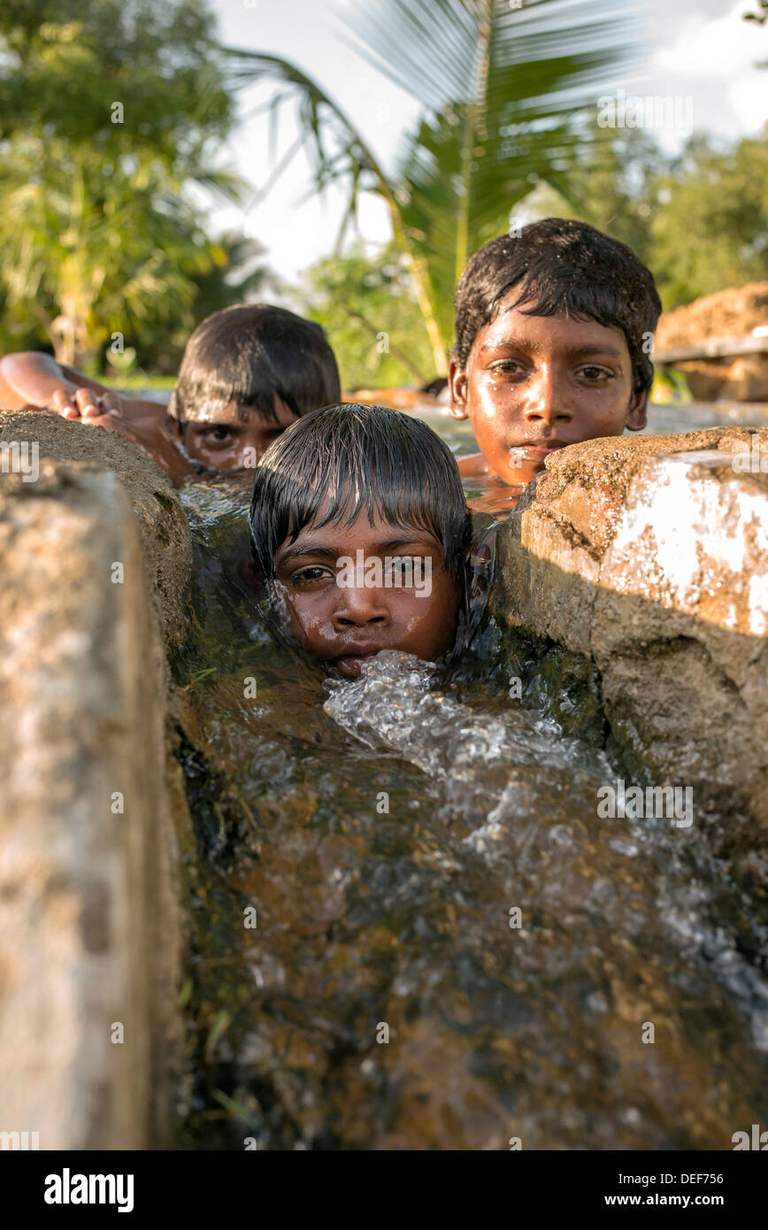 Indischen Jungen Baden Und Spaß In Einem Wassertrog In Der Indischen Landschaft Andhra Pradesh 