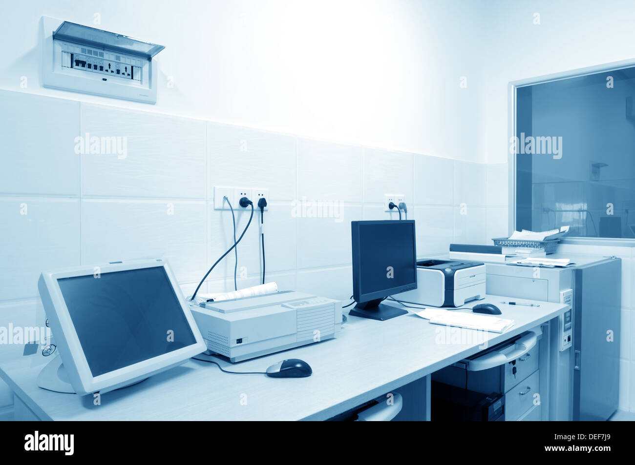 sauberes Zimmer mit Tisch und Boxen für Ausrüstung Stockfoto