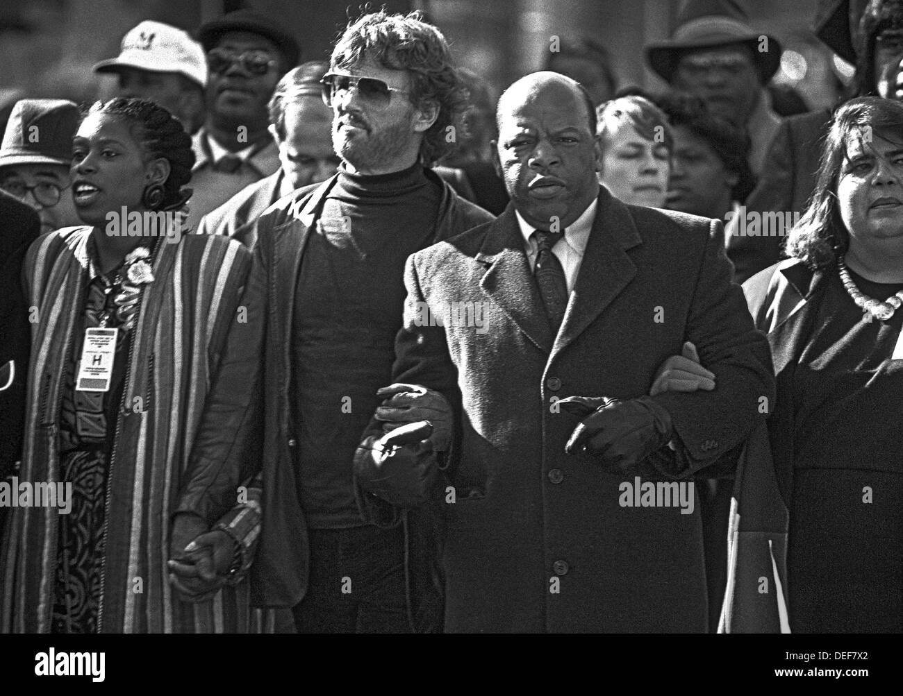 Kongressabgeordnete John Lewis von Georgien und Kris Kristofferson März an Martin Luther King Jr. Parade in Atlanta, Ga. Stockfoto
