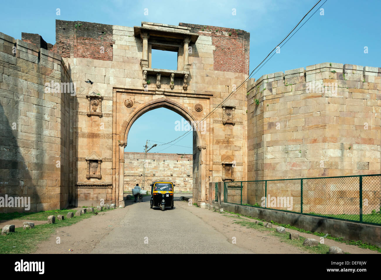 Fahrrad und Dreirad durch das Osttor Bhadra in der Festung Wand, Champaner, Bundesstaat Gujarat, Indien Stockfoto