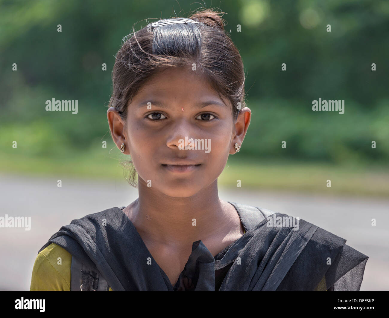 Hübsche junge Inderin in Sari, Champaner, Gujarat, Indien Stockfoto