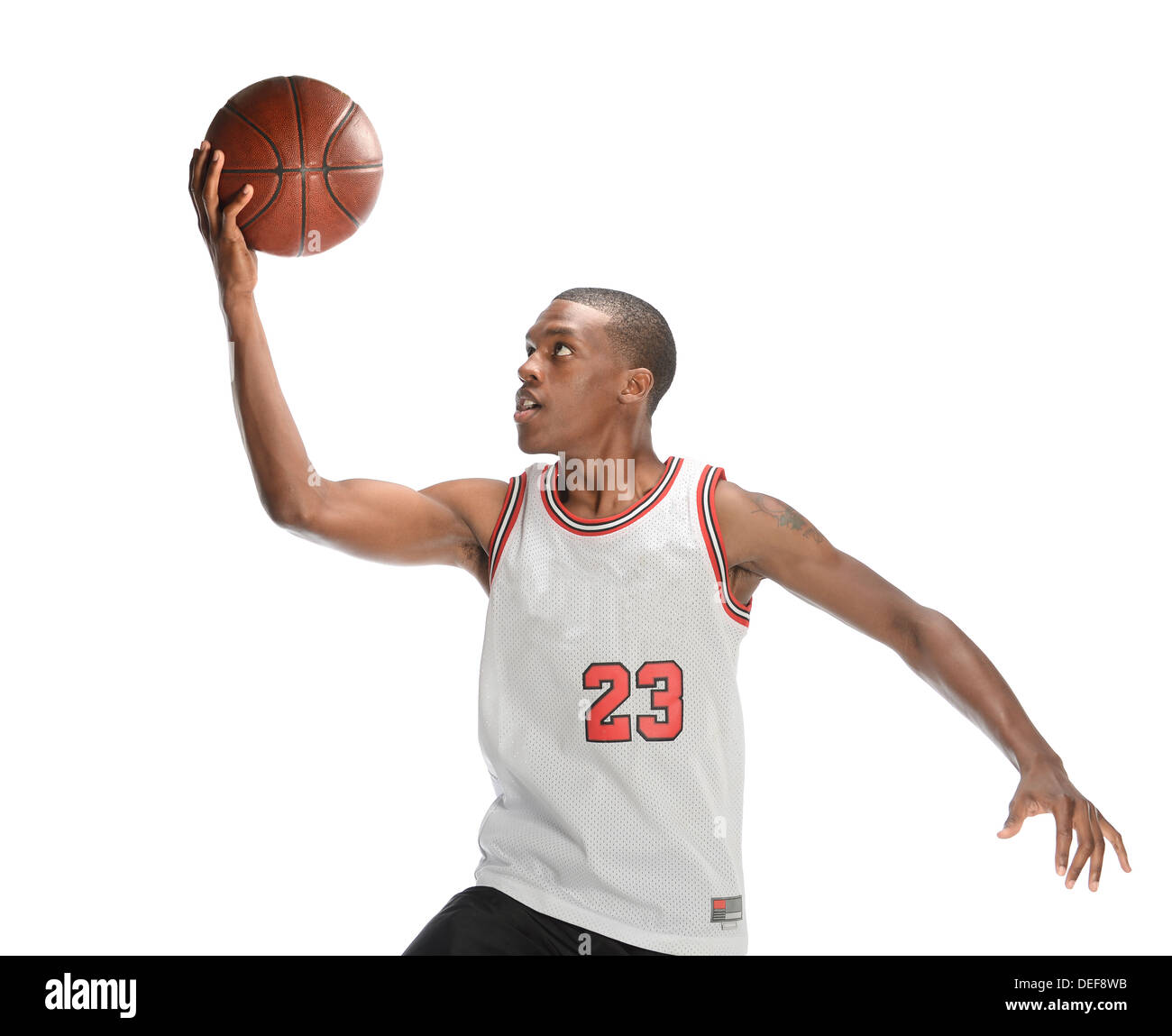 African American Basketball-Spieler, Ball in Korb isoliert auf weißem Hintergrund Stockfoto