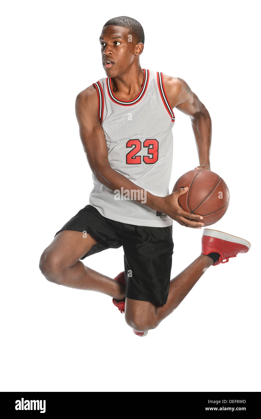Afrikanische amerikanische Basketballspieler überspringen weißen Hintergrund isoliert Stockfoto