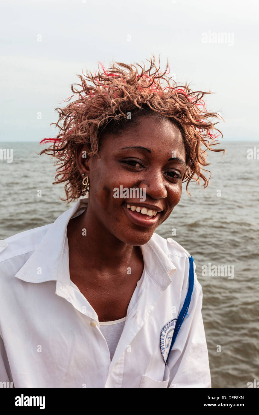 Afrika, Kamerun, Limbe. Close-up Portrait Frau mit rosa Haaren. Stockfoto
