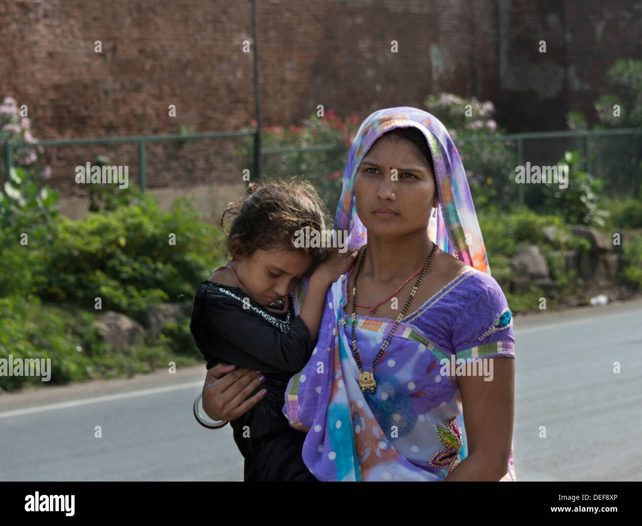 Frau mit einem schlafenden Kind, Champaner, Gujarat Zustand, Indien Stockfoto