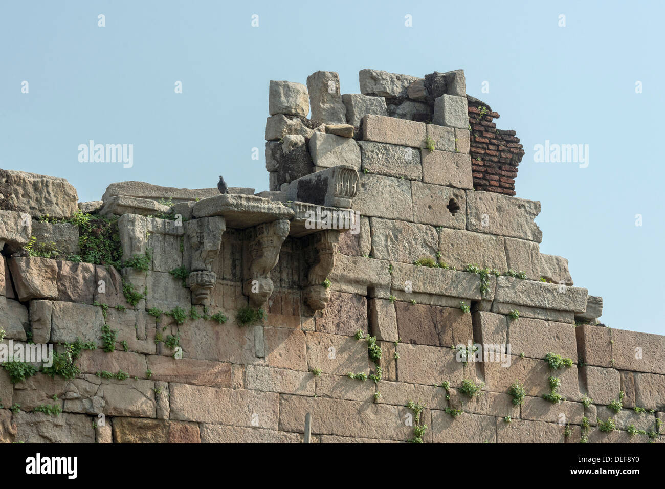 Reste einer Jharokha (Fenster) auf der Festungsmauer umgeben die Champaner archäologische Stätte, Bundesstaat Gujarat, Indien Stockfoto