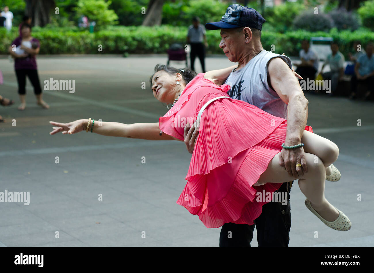 Tanz in der Stadt Guangzhou Volkspark, Guangzhou, China Stockfoto